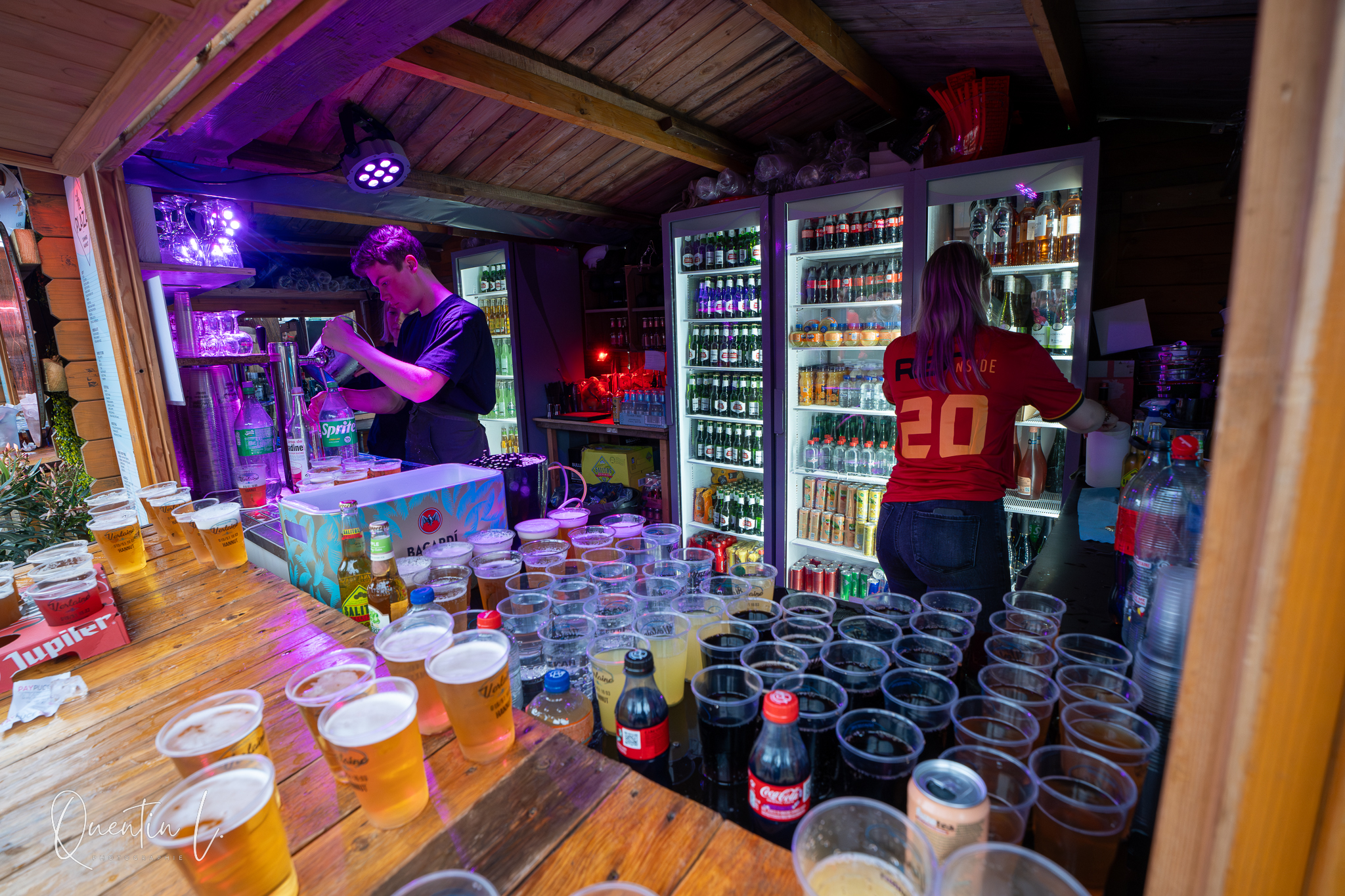 Ambiance d'un chalet Plaza pendant l'événement